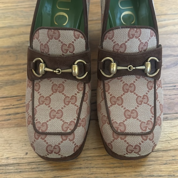 Gucci gg label monogram horse shoe brass platforms with suede bottom heels - Picture 5 of 6